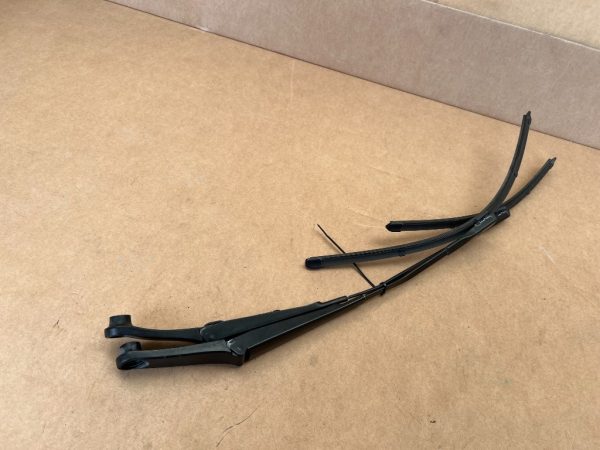 Brate stergator Audi Q2 stanga dreapta 81B955407 81B955408 81B 955 407 81B 955 408 - Dezmembrari Auto