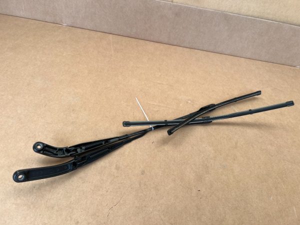Brate stergator stanga dreapta Audi A4 B8 8K1955407 A 8K1955408 8K1 955 407 A 8K1 955 408 - Dezmembrari Auto