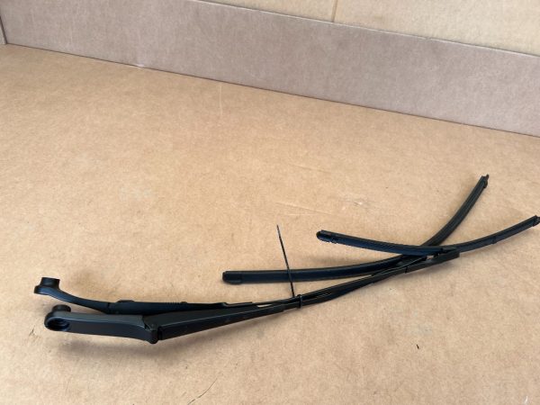 Brate stergator stanga dreapta Audi Q2 81B955407 81B955408 81B 955 407 81B 955 408 - Dezmembrari Auto