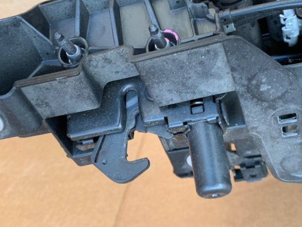 Broasca broaste trager capota VW Arteon - Dezmembrari Auto