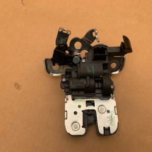 Broasca capota spate portbagaj VW Jetta 2016 5C6827520B 5C6 827 520 B - Dezmembrari Auto
