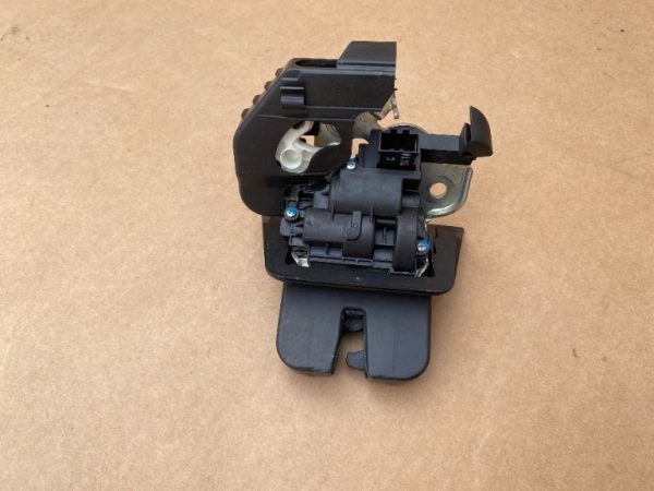 Broasca haion Audi A4 B8 combi 8K9827505 8K9 827 505 - Dezmembrari Auto