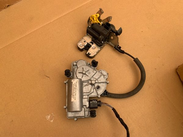 Broasca si motoras portbagaj electric VW Passat B8 limuzina 3G0827506D 3G0827887A - Dezmembrari Auto