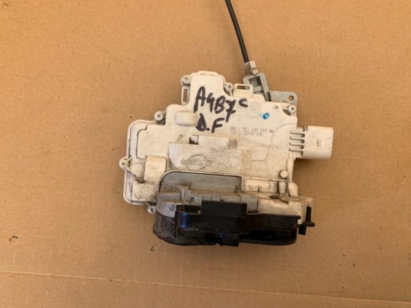 Broasca usa dreapta fata Audi A4 B7 8E1839016AA 8E1 839 016 AA - Dezmembrari Auto