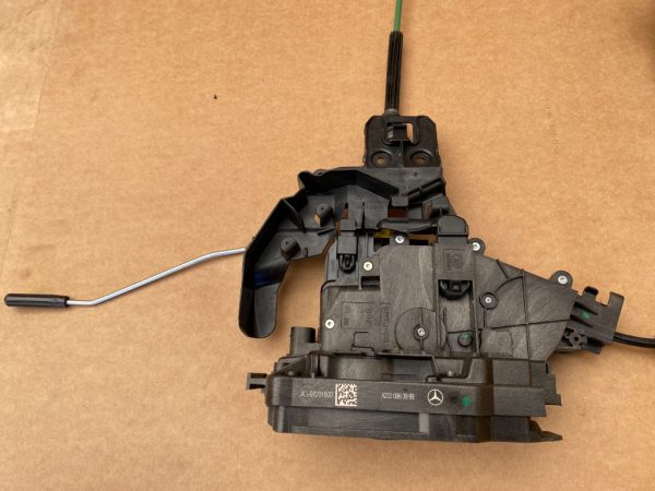 Broasca usa dreapta fata Mercedes C-Class W205 A2220063999 - Dezmembrari Auto