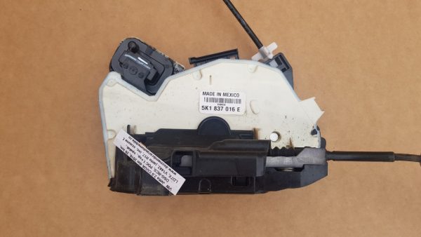 Broasca usa dreapta fata VW Jetta 2016 5K1837016E 5K1 837 016 E - Dezmembrari Auto