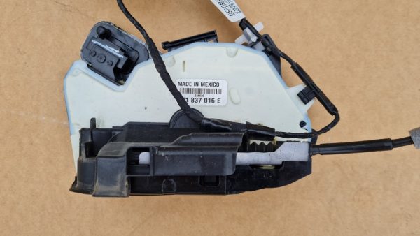 Broasca usa dreapta fata VW Jetta 2017 5K1837016E 5K1 837 016 E - Dezmembrari Auto