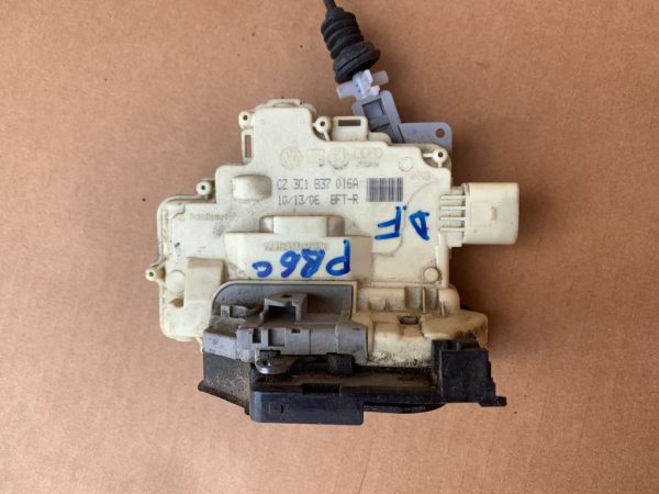 Broasca usa dreapta fata VW Passat B6 3C1837016A 3C1 837 016 A - Dezmembrari Auto