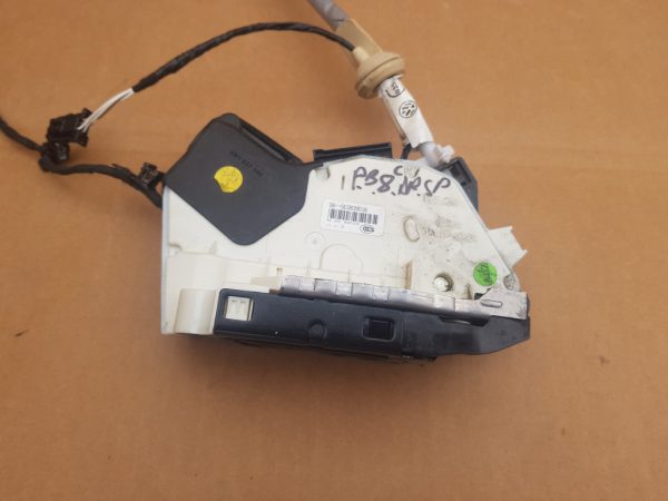 Broasca usa dreapta spate VW Passat B8 5E0839016 5E0 839 016 - Dezmembrari Auto
