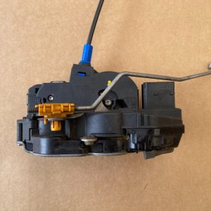Broasca usa stanga fata Opel Astra J 3023881 - Dezmembrari Auto