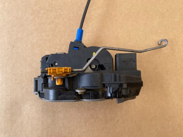 Broasca usa stanga fata Opel Astra J 3023881 - Dezmembrari Auto