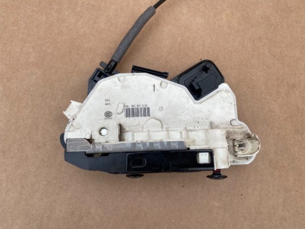 Broasca usa stanga fata VW Golf 7 5K1837015E 5K1 837 015 E - Dezmembrari Auto