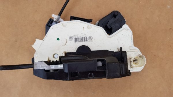Broasca usa stanga fata VW Jetta 2016 5K1837015E 5K1 837 015 E - Dezmembrari Auto