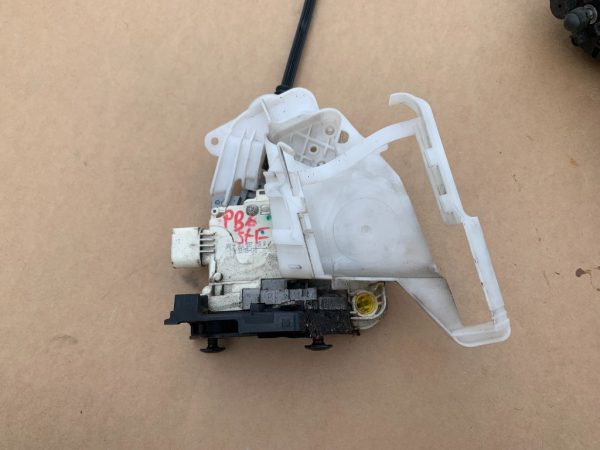 Broasca usa stanga fata VW Passat B6 3C1837015A 3C1 837 015 A - Dezmembrari Auto