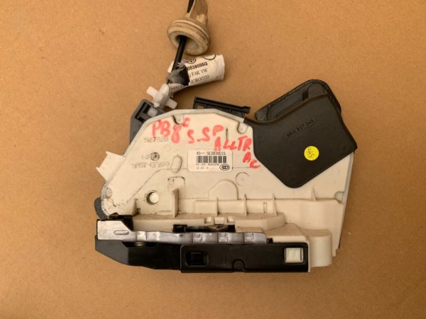 Broasca usa stanga spate VW Passat B8 5E0839015 5E0 839 015 - Dezmembrari Auto