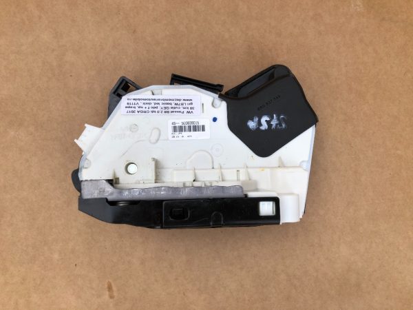 Broasca usa stanga spate VW Passat B8 5E0839015 5E0 839 015 - Dezmembrari Auto