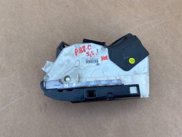 Broasca usa stanga spate VW Passat B8 5E0839015A 5E0 839 015 A - Dezmembrari Auto