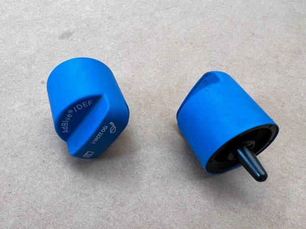 Buson rezervor adblue VW 5Q0131980C 5Q0 131 980 C - Dezmembrari Auto