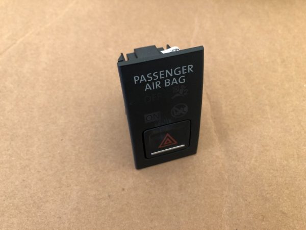 Buton avarie VW Jetta 2016 5C6919234B 5C6 919 234 B - Dezmembrari Auto