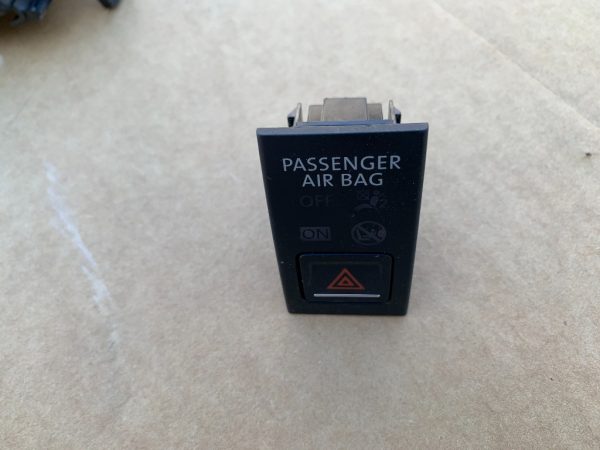 Buton avarie VW Jetta 2017 5C6919234B 5C6 919 234 B - Dezmembrari Auto
