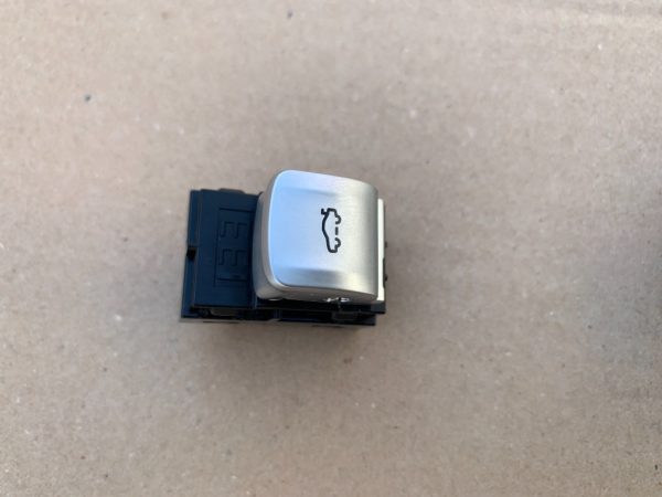 Buton deschidere portbagaj BMW G11 G12 M 760 LXiA seria 7 din 2017 9299459 - Dezmembrari Auto