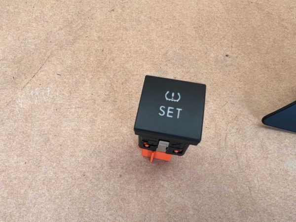 Buton presiune roti VW Jetta din 2017 1K0927121B 1K0 927 121 B - Dezmembrari Auto