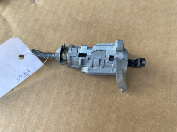Butuc usa stanga fata cu lamela cheie VW Passat B8 - Dezmembrari Auto
