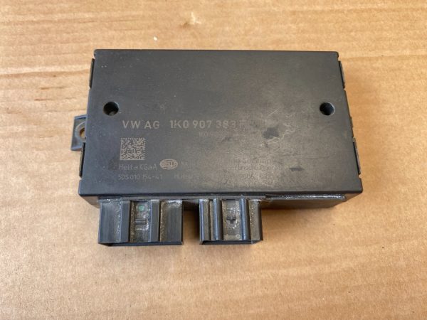 Calculator carlig VW Tiguan Passat B7 Touran 1K0907383F 1K0 907 383 F - Dezmembrari Auto