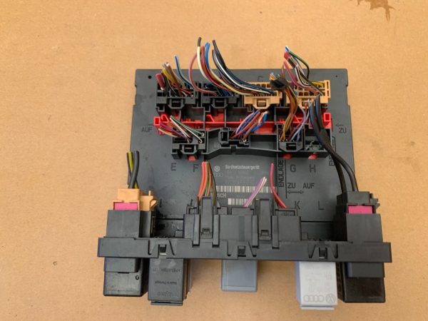 Calculator confort bornetz VW Caddy 2009 3C8937049E 3C8 937 049 E - Dezmembrari Auto