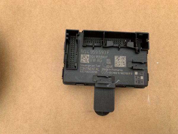 Calculator confort usa dreapta fata VW Golf 7 2019 5Q4959593F 5Q4 959 593 F la 0 km - Dezmembrari Auto