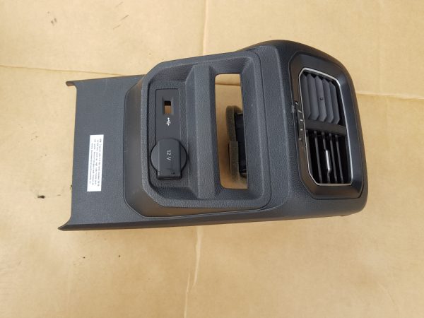 Capac cotiera cu grile ventilatie VW Tiguan 2017 5NA864298C 5NA819203 - Dezmembrari Auto
