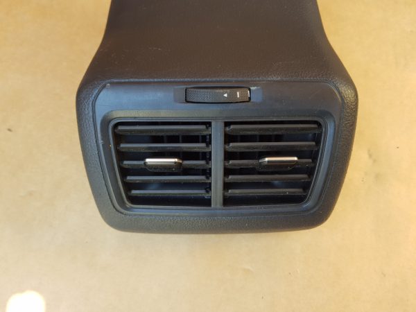 Capac cotiera guri ventilatie spate VW Golf 7 5G0863289C 5G0819203 - Dezmembrari Auto - imagine 3