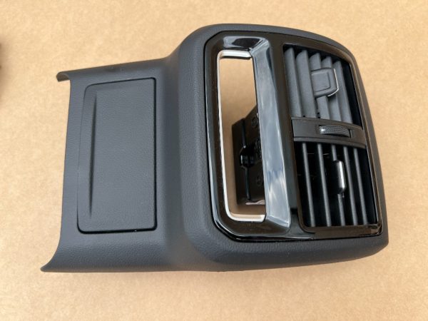 Capac cotiera VW Passat B8.5 din 2023 la 0 km cu post USB tip C - Dezmembrari Auto