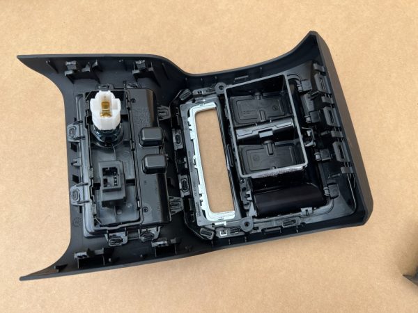 Capac cotiera VW Passat B8.5 din 2023 la 0 km cu post USB tip C - Dezmembrari Auto - imagine 3