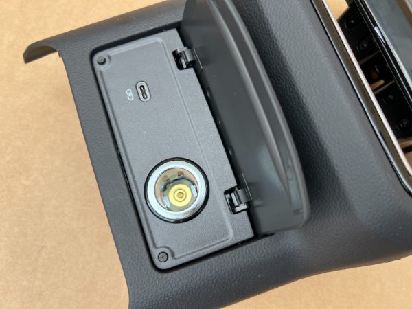 Capac cotiera VW Passat B8.5 din 2023 la 0 km cu post USB tip C - Dezmembrari Auto - imagine 2