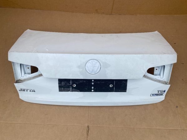 Capota spate portbagaj VW Jetta 2017 alb lc9a 5C6827025E 5C6 827 025 E - Dezmembrari Auto