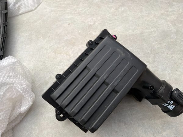 Carcasa filtru aer VW Golf 7 1.6 tdi CLH 5Q0129607S 5Q0 129 607 S - Dezmembrari Auto
