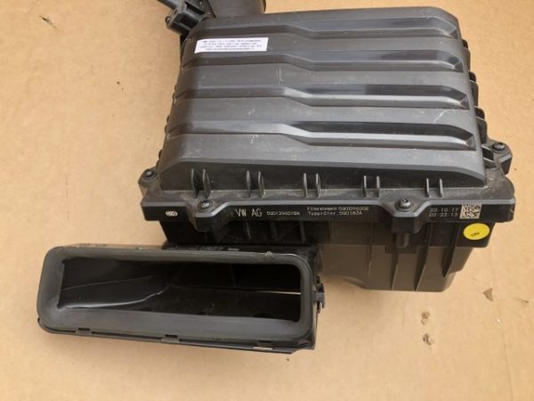 Carcasa filtru aer VW Golf 7 2018 1.5 DAC 5Q0 129 601 BA 5Q0129601BA - Dezmembrari Auto