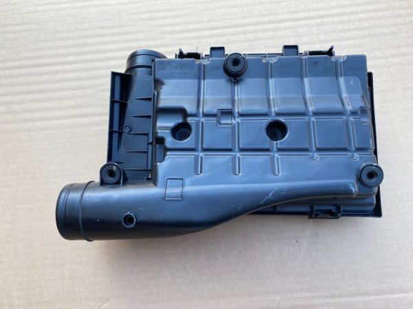 Carcasa filtru aer VW Passat B8 1.4 tsi 04E129611G 04E 129 611 G - Dezmembrari Auto - imagine 2