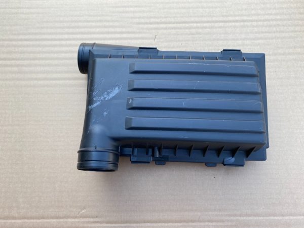 Carcasa filtru aer VW Passat B8 1.4 tsi 04E129611G 04E 129 611 G - Dezmembrari Auto
