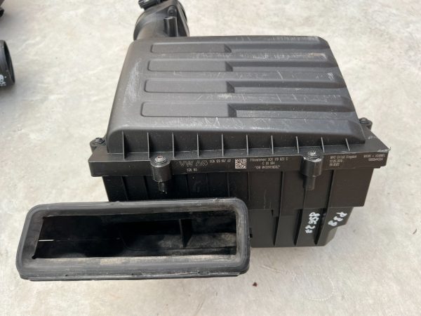 Carcasa filtru aer VW Passat B8 1.6 tdi DCX DCXA 5Q0129607AT 5Q0 129 607 AT - Dezmembrari Auto