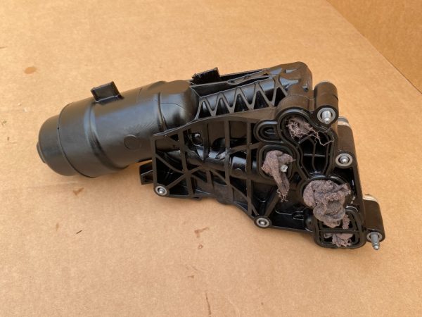 Carcasa filtru ulei cu termoflot BMW X1 F48 2.0 d 8585238 70563087 la 0 km - Dezmembrari Auto