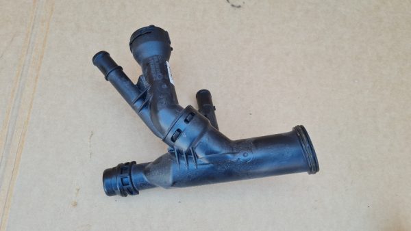 Carcasa termostat VW Passat B8 2.0 tdi 04L121026Q 04L 121 026 Q - Dezmembrari Auto