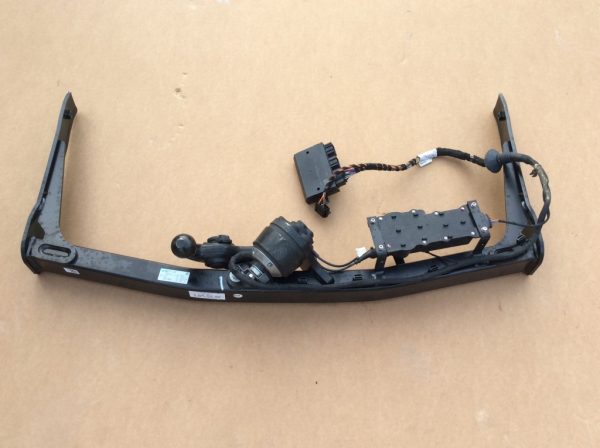 Carlig remorcare electric VW Sharan 7N 7N0803880A 7N0 803 880 A - Dezmembrari Auto