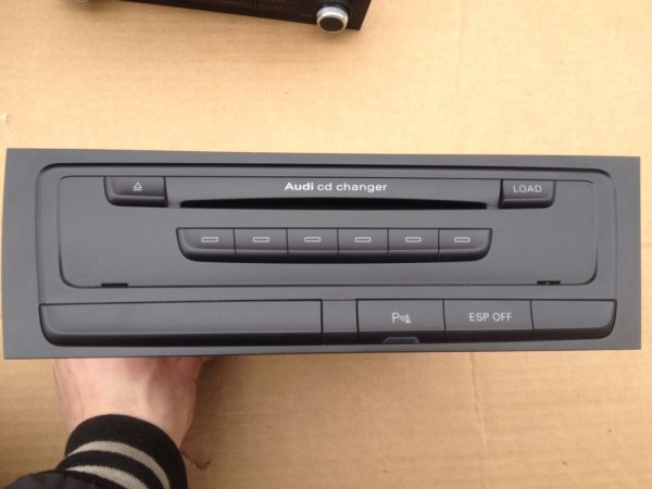 CD changer Audi A5 cod 8T2035110B - Dezmembrari Auto