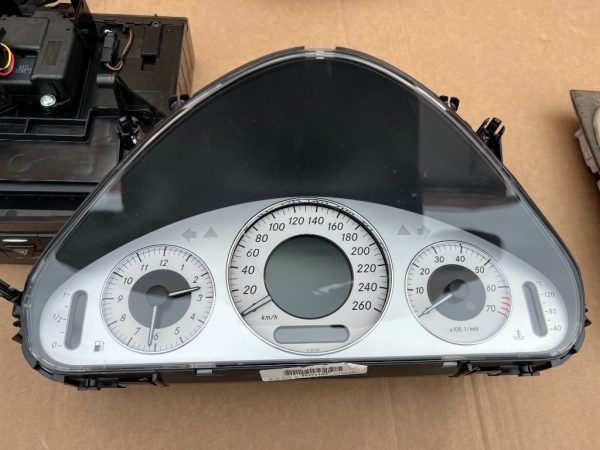 Ceasuri bord Mercedes W211 E class A2114405811 - Dezmembrari Auto