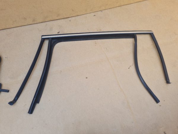 Cheder cromat geam usa stanga spate VW Tiguan 2 5NA839431A 5NA 839 431 A - Dezmembrari Auto