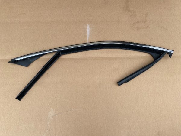 Cheder cromat usa stanga fata Mercedes C-Class W205 A2057250125 - Dezmembrari Auto