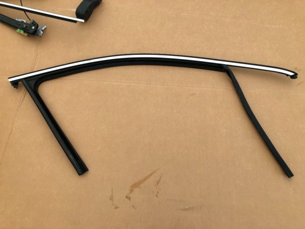 Cheder geam cromat dreapta fata VW Passat B8 3G0837432N 3G0 837 432 N - Dezmembrari Auto