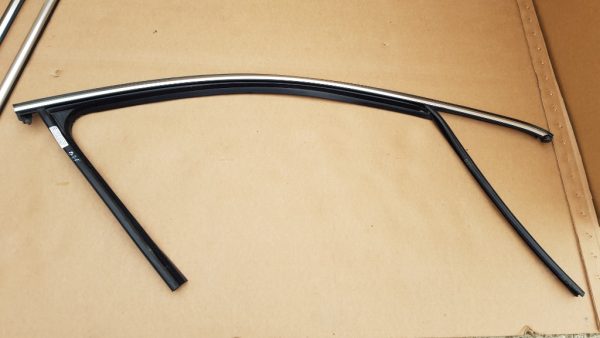 Cheder geam cromat dreapta fata VW Passat B8 3G0837432M 3G0 837 432 M - Dezmembrari Auto
